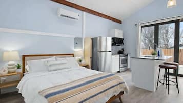 Een strijkplank/strijkijzer, wifi, beddengoed