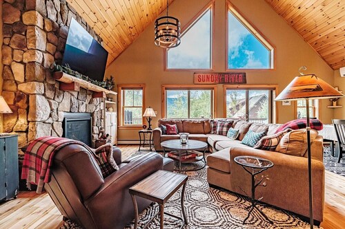  4-bedroom house with Slope views, 1.6 miles to lodge, hot tun, pool table