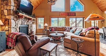 4-bedroom house with Slope views, 1.6 miles to lodge, hot tun, pool table