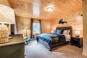 4 bedrooms, iron/ironing board, free WiFi, bed sheets -  4-bedroom house with Slope views, 1.6 miles to lodge, hot tun, pool table (Newry)