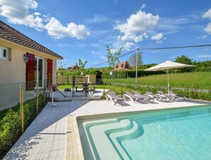 Una piscina techada, una piscina al aire libre