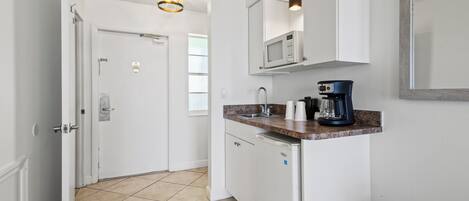 Studio (1 Bedroom) | Cuisine privée | Four à micro-ondes, surface de cuisson, cafetière-théière