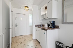 Studio (0 Bedroom) | Private kitchen | Microwave, stovetop, coffee/tea maker, cookware/dishes/utensils