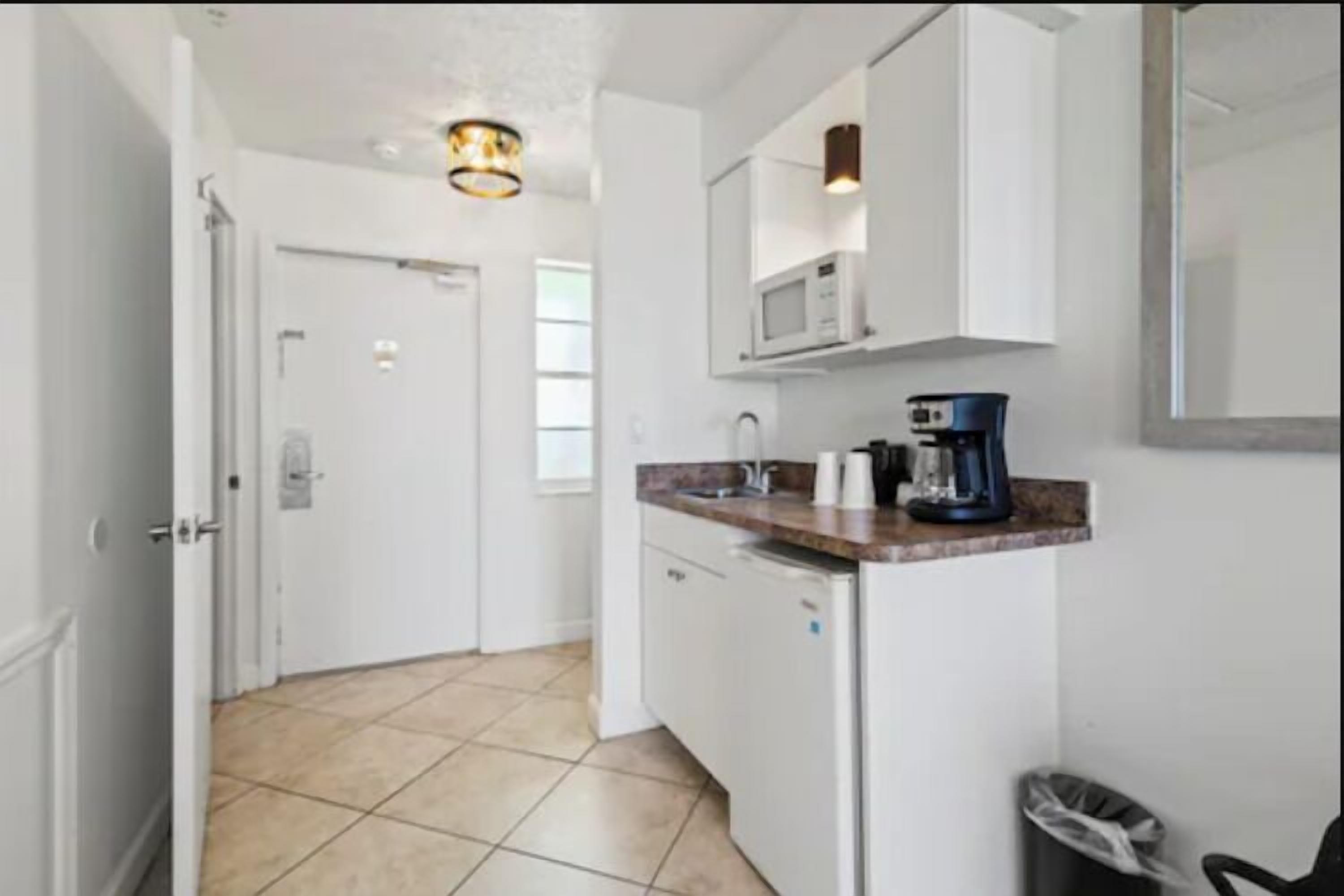 Studio (1 Bedroom) | Private kitchen | Microwave, coffee/tea maker, cookware/dishes/utensils