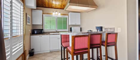 Studio (1 Bedroom) | Private kitchen | Microwave, stovetop, coffee/tea maker, cookware/dishes/utensils