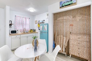 Laptop workspace, iron/ironing board, bed sheets - Pineapple Shores Retro Inn Queen Double Economy (Daytona Beach Shores)