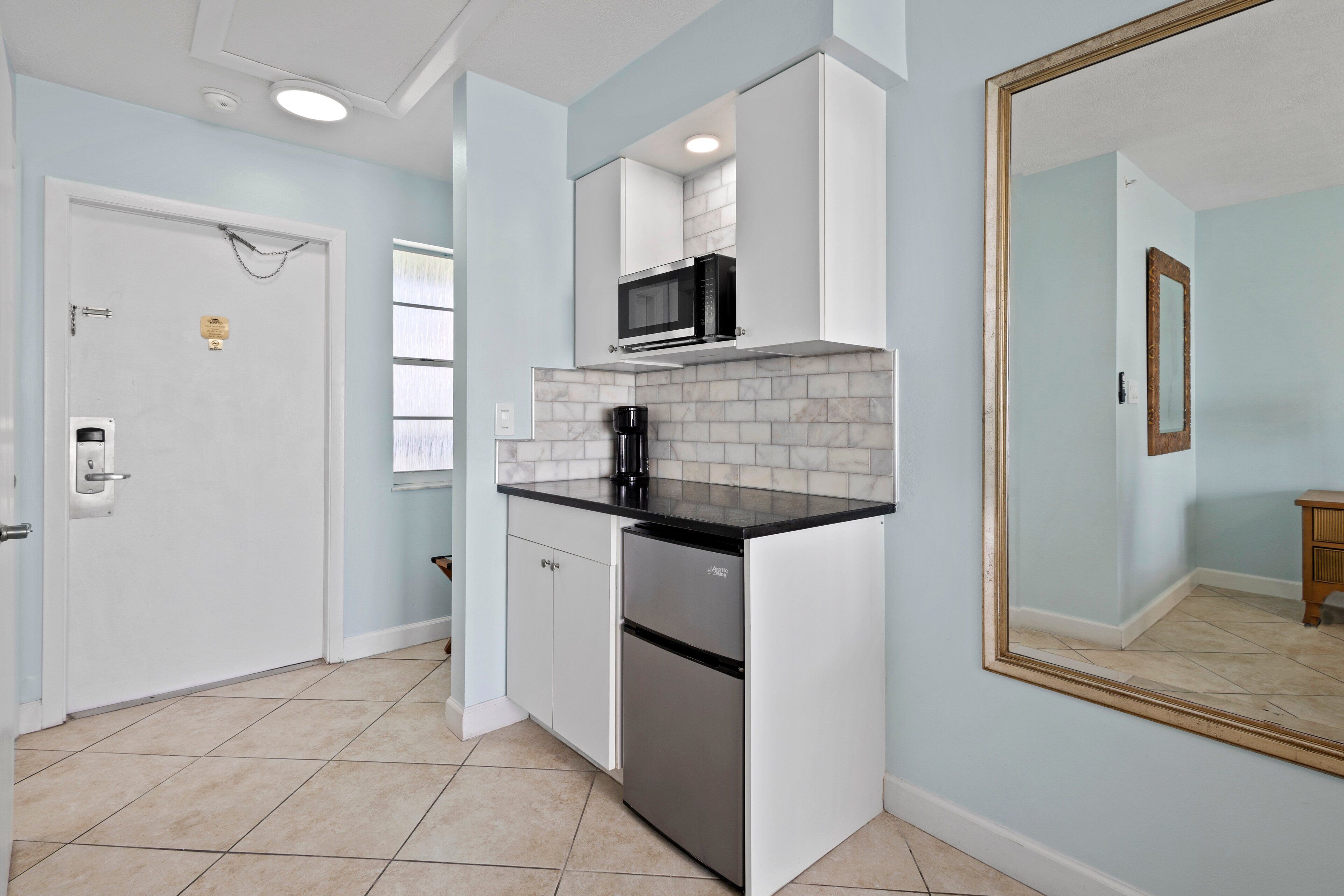 Studio (1 Bedroom) | Private kitchen | Microwave, stovetop, dishwasher, coffee/tea maker