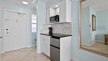 Studio (1 Bedroom) | Private kitchen | Microwave, stovetop, dishwasher, coffee/tea maker