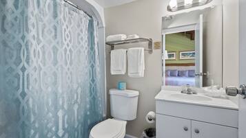 Studio (0 Bedroom) | Bathroom | Towels, soap, shampoo, toilet paper