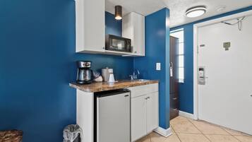 Studio (1 Bedroom) | Dapur peribadi | Ketuhar gelombang mikro, pembancuh kopi/teh