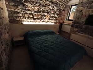 Iron/ironing board, free WiFi, bed sheets - Casa Salineri - One Bedroom Apartment, Sleeps 4 (Cervo)