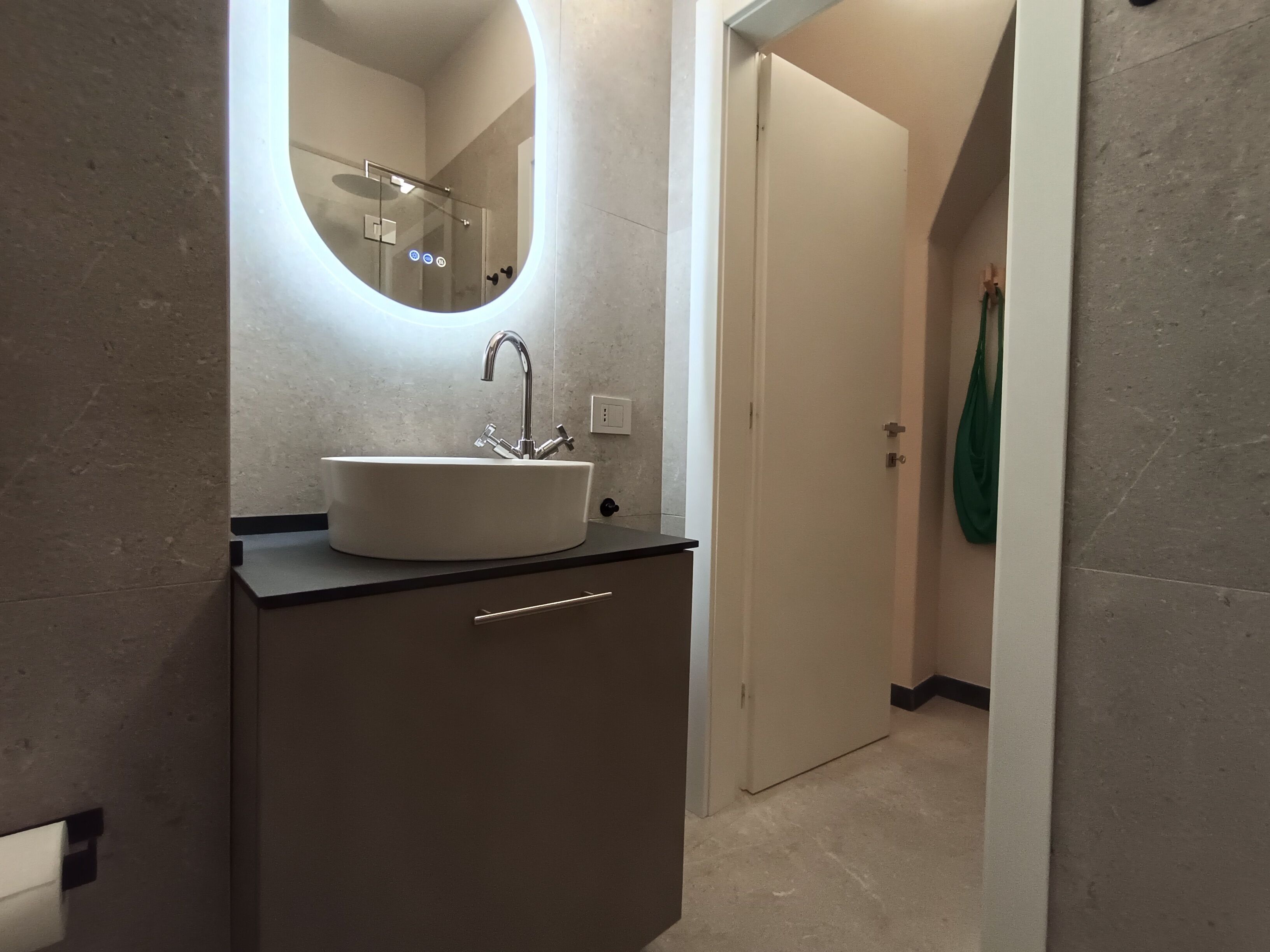 Dusche, Haartrockner, Handtücher