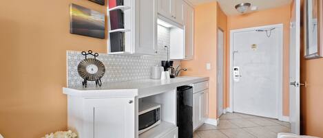 Studio (0 Bedroom) | Private kitchen | Microwave, stovetop, coffee/tea maker, cookware/dishes/utensils