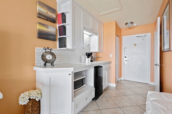 Studio (0 Bedroom) | Private kitchen | Microwave, stovetop, coffee/tea maker, cookware/dishes/utensils