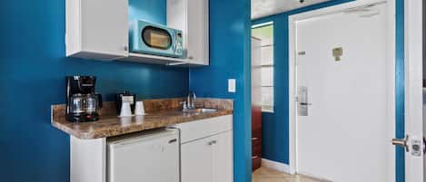 Studio (1 Bedroom) | Private kitchen