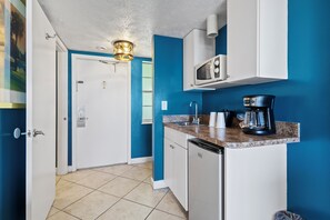 Studio (1 Bedroom) | Private kitchen
