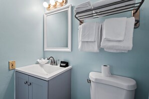 Studio (0 Bedroom) | Bathroom | Towels, soap, shampoo, toilet paper - Oceanfront Inn Room #15- Inlet View- King Bed (Fort Pierce)