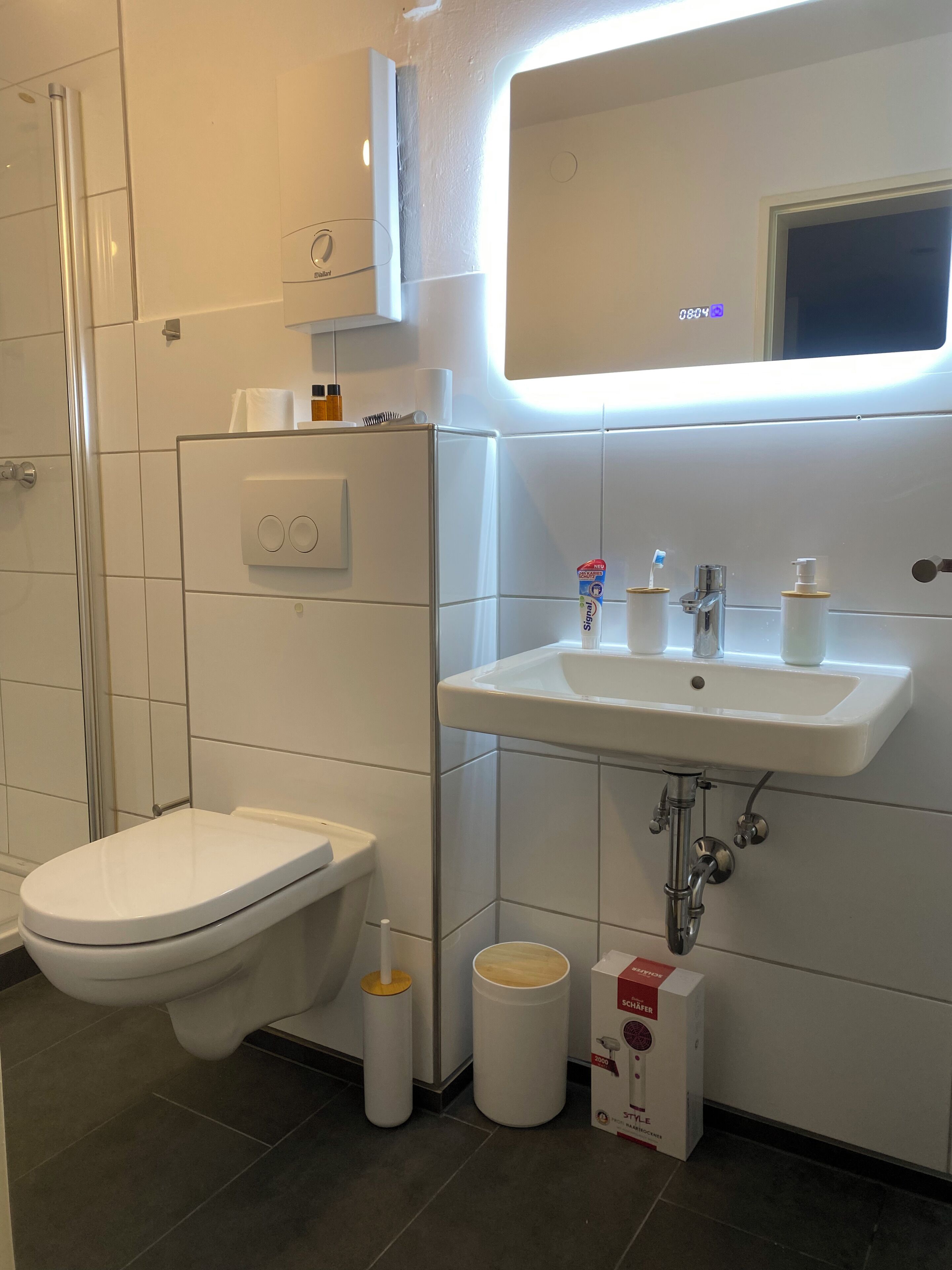 Haartrockner, Handtücher, Seife, Toilettenpapier