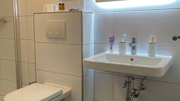 Haartrockner, Handtücher, Seife, Toilettenpapier