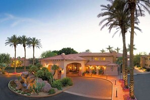 Exterior - Gorgeous resort - 2 connected condos - steps from TPC/Waste Management tour! (Scottsdale)