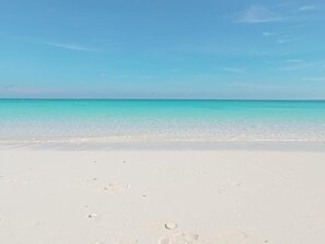 Ubicación cercana a la playa y arena blanca