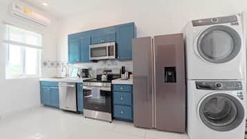 Apartamento Confort, patio, vistas al jardín | Cocina privada | Frigorífico, microondas, horno y placa de cocina