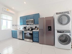 Apartamento Confort, patio, vistas al jardín | Cocina privada | Frigorífico, microondas, horno y placa de cocina