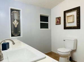 Shower, hair dryer, towels, soap - Nestled mossy oaks, a retreat that blends nature’s peace with modern comforts. (Clermont)