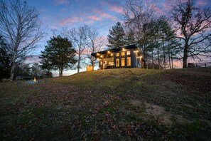 Exterior - Luxury Escape: Hot Tub, King Bed, Ranch View (Jamestown)
