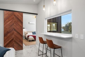 1 bedroom, iron/ironing board, WiFi, bed sheets - Luxury Escape: Hot Tub, King Bed, Ranch View (Jamestown)