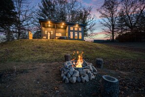 Property grounds - Luxury Escape: Hot Tub, King Bed, Ranch View (Jamestown)