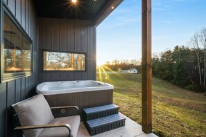Outdoor spa tub - Luxury Escape: Hot Tub, King Bed, Ranch View (Jamestown)