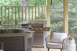 Outdoor spa tub - Tiny Home Escape: Hot Tub, Private Deck & Outdoor TV (Jamestown)