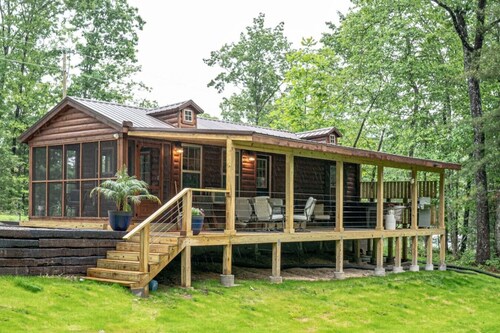 Tiny Home Escape: Hot Tub, Private Deck & Outdoor TV