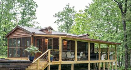Tiny Home Escape: Hot Tub, Private Deck & Outdoor TV