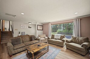 TV, fireplace, offices - Relaxing Post Falls Oasis (Post Falls)