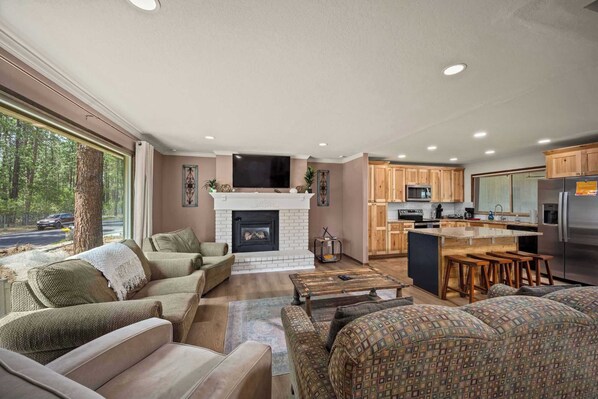 TV, fireplace, offices - Relaxing Post Falls Oasis (Post Falls)