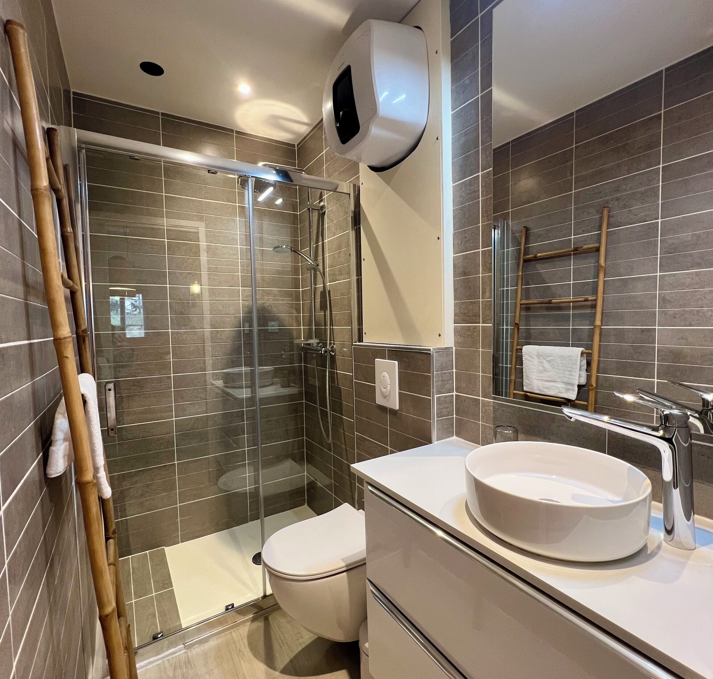 Ducha, secador de pelo, toallas