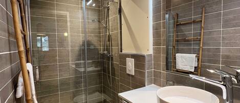Dusche, Haartrockner, Handtücher