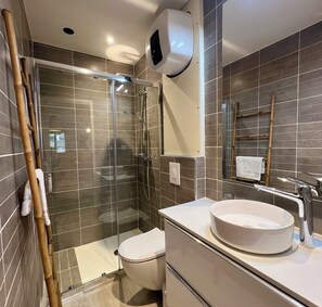 Shower, hair dryer, towels - CASA BLUM #2 - Studio climatisé, à 2 pas de la gare (Brive-la-Gaillarde)