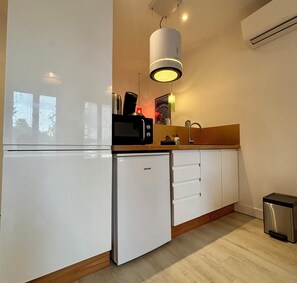 Fridge, microwave, coffee/tea maker, toaster - CASA BLUM #2 - Studio climatisé, à 2 pas de la gare (Brive-la-Gaillarde)