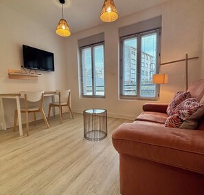 TV - CASA BLUM #2 - Studio climatisé, à 2 pas de la gare (Brive-la-Gaillarde)