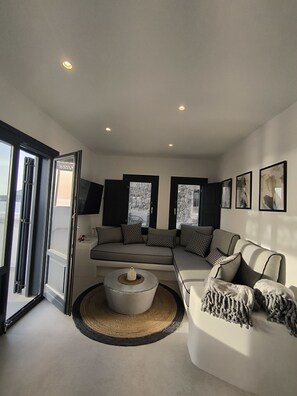 TV - EXO  Santorini 2 bedrooms maizonette , Barbeque , private  Sea View Pool Jaccuzi (Exo Gonia)