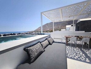 Outdoor dining - EXO  Santorini 2 bedrooms maizonette , Barbeque , private  Sea View Pool Jaccuzi (Exo Gonia)