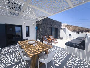 Outdoor dining - EXO  Santorini 2 bedrooms maizonette , Barbeque , private  Sea View Pool Jaccuzi (Exo Gonia)