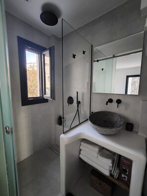 Shower, hair dryer, towels, soap - EXO  Santorini 2 bedrooms maizonette , Barbeque , private  Sea View Pool Jaccuzi (Exo Gonia)
