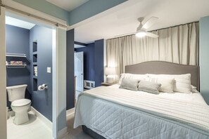 مكتب ومكواة/لوح كي وواي فاي وملاءات أسرّة