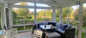 Fairmount Farmhouse - 4BR Family Retreat with Hottub and Great Kitchen