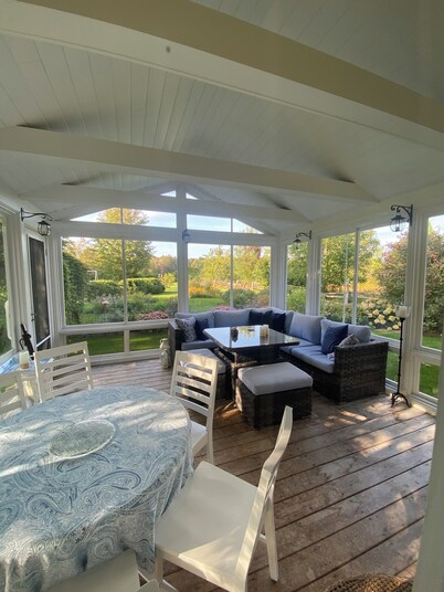 Fairmount Farmhouse - 4BR Family Retreat with Hottub and Great Kitchen