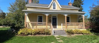 Fairmount Farmhouse - 4BR Family Retreat with Hottub and Great Kitchen